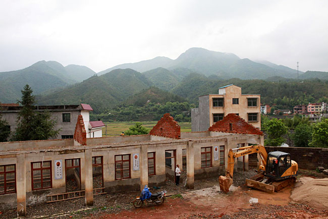 正在拆建新的教學住宿大樓